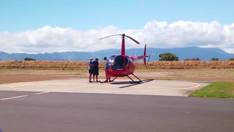 Gimbal-Wide-Dolly-Disparado-Desde-Un-Vehículo-En-Movimiento-Pasando-Por-Varios-Helicópteros-Alineados-En-La-Pista-De-Un-Helipuerto-En-La-Isla-De-Kaua&#39;i-En-Hawai&#39;i.