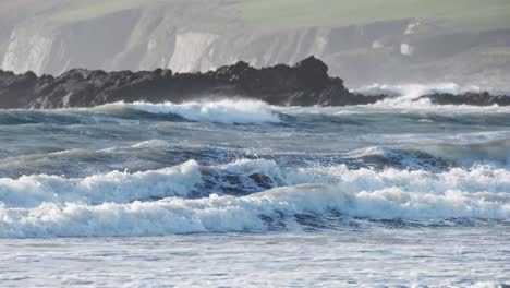 Zwei-Kitesurfer-Flitzen-In-Rollenden-Wellen-An-Der-Küste-Irlands-Vorbei
