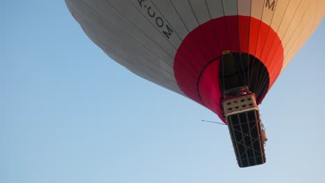 Ein-Heißluftballon-Schwebt-über-Dem-Himmel-Und-Schießt-Flammen-In-Die-Hülle-Des-Baldachins