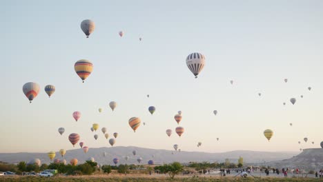 Cielo-De-La-Hora-Dorada-Del-Amanecer-Lleno-De-Coloridos-Globos-Aerostáticos