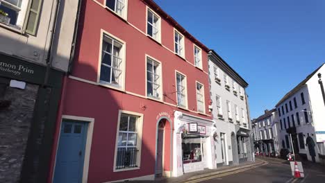 Spaziergang-Auf-Der-Straße-Mit-Buchhandlung-Und-Cafés-In-Kinsale,-County-Cork-In-Irland