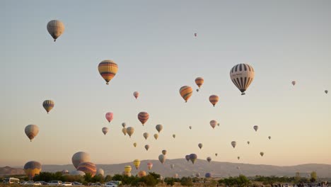 Cielo-De-La-Hora-Dorada-Del-Amanecer-Lleno-De-Globos-Aerostáticos