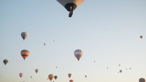 Amanecer-Hora-Dorada-Cielo-Lleno-De-Globos-Aerostáticos