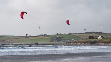 Kitesurfer-Und-Ihre-Bunten-Flügel