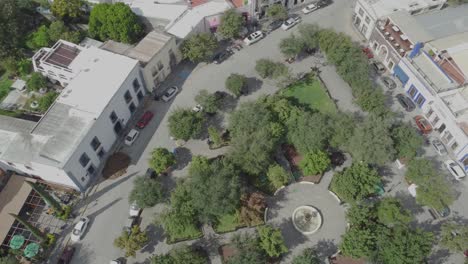 Aerial-rising-shot-overhead-a-beautiful-park-in-the-center-of-Santiago,-Nuevo-Leon