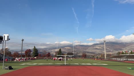 Práctica-De-Fútbol-De-La-Universidad-Del-Sur-De-Oregon-En-Un-Día-De-Cielo-Azul