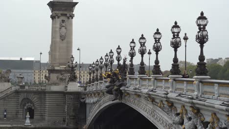 Die-Brücke-Pont-Alexandre-III-Gilt-Weithin-Als-Die-Kunstvollste-Und-Extravaganteste-Brücke-Der-Stadt