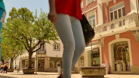 Einheimische-Gehen-An-Einem-Sonnigen-Tag-Auf-Dem-Bürgersteig-In-Der-Altstadt-Von-Braga,-Portugal