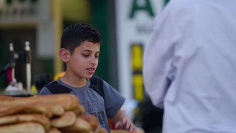 Niño-Vendiendo-Pan-En-Las-Calles-De-Jerusalén,-Israel