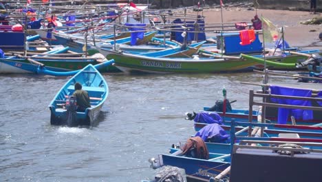 Fisherman-is-driving-a-wooden-fishing-boat-on-the-harbor