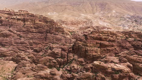 Vuele-Sobre-Los-Alrededores-De-Las-Montañas-De-Arenisca-En-Wadi-Musa,-Cerca-De-La-Antigua-Ciudad-De-Petra-En-Jordania