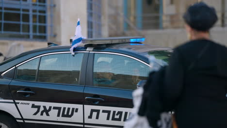 Streifenwagen-Der-Israelischen-Polizei-Auf-Der-Straße-In-Jerusalem,-Israel