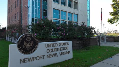Schild-Vor-Dem-Gerichtsgebäude-Der-Vereinigten-Staaten-In-Newport-News,-Virginia