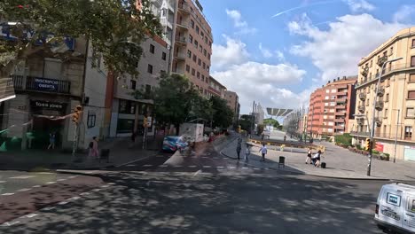 Gebäude-Und-Blick-Auf-Die-Straße-Während-Einer-Stadtrundfahrt-Durch-Die-Stadt-Barcelona,-Spanien