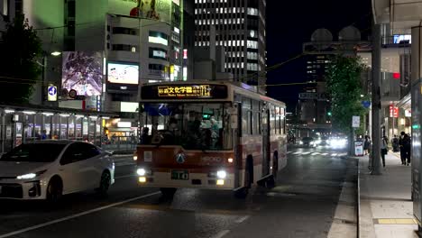 Autobús-Local-Pasando-Por-La-Noche-En-Hiroshima.