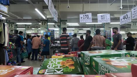 Sesión-POV,-Mucha-Gente-Dentro-Del-Centro-Comercial-Mirando-Cosas