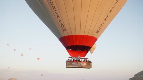 Glückliche-Passagiere-Einer-Heißluftballonfahrt-Genießen-Das-Touristische-Erlebnis