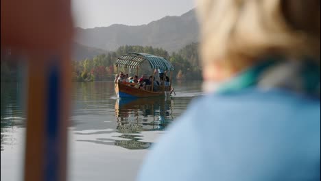 Slowmo-Mit-Selektivem-Fokus-Auf-Boot-Mit-Touristen-An-Bord-Segelsee-Bled-In-Slowenien-An-Einem-Sonnigen-Tag