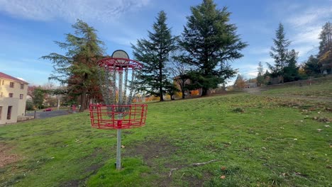 Puesto-De-Portería-De-Golf-Frisbee-En-La-Universidad-Del-Sur-De-Oregon