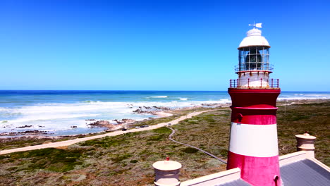 Leuchtturm-Von-Cape-L&#39;Agulhas-An-Der-Zerklüfteten-Küste,-Wo-Zwei-Ozeane-Aufeinandertreffen