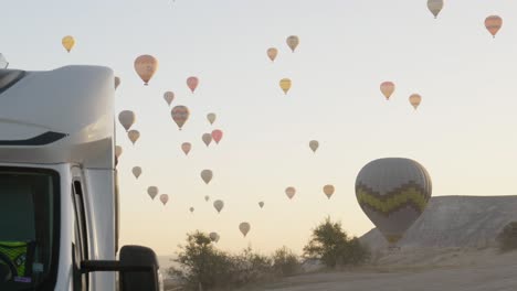 Frühmorgens-Fliegen-Heißluftballons-über-Wohnmobil-Tourismuskonzept