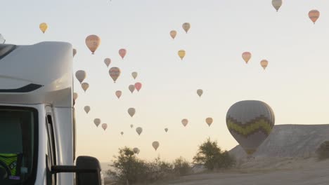 Vuelo-En-Globo-Aerostático-Temprano-En-La-Mañana-Sobre-El-Concepto-De-Turismo-En-Casa-Rodante