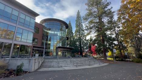 Biblioteca-De-La-Universidad-Del-Sur-De-Oregon-Durante-La-Temporada-De-Otoño