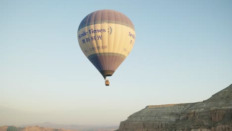 Amanecer-Hora-Dorada-Valle-Rojo-Anuncio-De-Vuelo-En-Globo-Aerostático