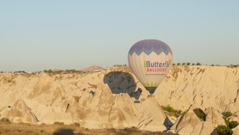 Heißluftballon-Schwebt-über-Der-Einzigartigen-Felslandschaft-Des-Love-Valley