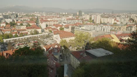 Vista-Panorámica-De-La-Ciudad-De-Liubliana-Mientras-Sube-Al-Teleférico-Hasta-El-Castillo-De-Liubliana-En-Eslovenia.