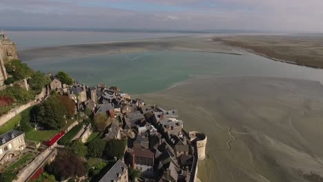 Mont-Saint-Michel-Und-Die-Umliegende-Landschaft-Bei-Ebbe,-Normandie-In-Frankreich