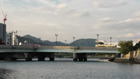 Vista-Del-Puente-Aioi-Que-Cruza-El-Río-Motoyasu-En-Hiroshima-Justo-Después-Del-Atardecer.