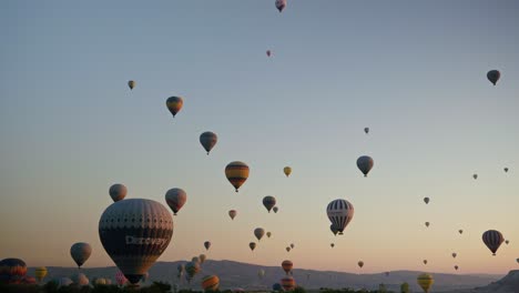 Heißluftballons-Treiben-Goldene-Stunde-Himmel-Sonnenaufgang-Tourismuserlebnis