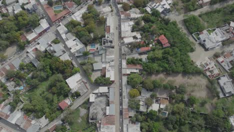 Top-down-descending-shot-overhead-a-residential-street-in-Santiago,-Nuevo-Leon