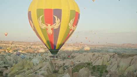 Colorido-Globo-Aerostático-Flota-Sobre-El-Paisaje-Rocoso-Del-Valle-Rojo