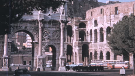 Autobuses-Y-Automóviles-Frente-Al-Arco-Triunfal-De-Constantino-En-Roma-En-Los-Años-1960