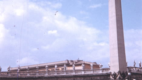Coches-Clásicos-En-La-Plaza-De-San-Pedro-Junto-Al-Obelisco-De-La-Ciudad-Del-Vaticano-En-Roma-1960