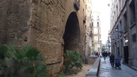 La-Gente-Camina-Por-Estrechas-Calles-De-Arquitectura-Gótica-En-Barcelona,-España,-Otoño