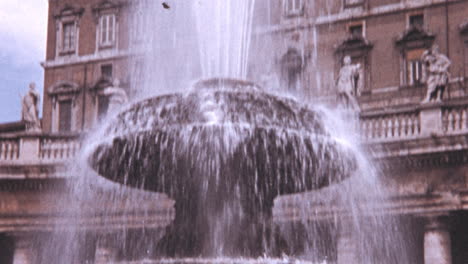 Touristen-Auf-Der-Piazza-San-Pietro-Neben-Der-Fontana-Del-Bernini-In-Rom-In-Den-1960er-Jahren