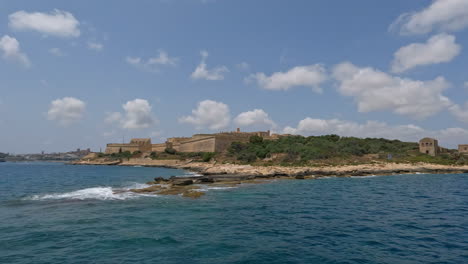 Vor-Der-Küste-Von-Malta,-Valletta-Mit-Blick-Auf-Den-Pier-Und-Das-Historische-Gebäude