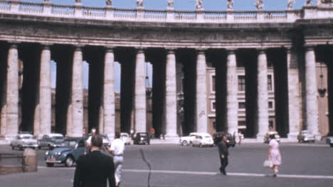 Turistas-Con-Columnata-En-La-Plaza-De-San-Pedro-Al-Fondo-En-Roma-En-1960