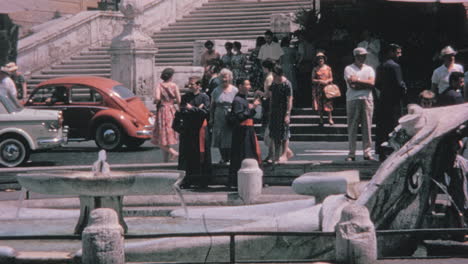 Turistas-Que-Visitan-La-Fontana-Della-Barcaccia-En-Roma-En-La-Década-De-1960
