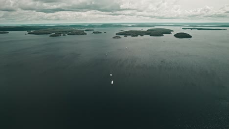 Aéreo,-Drone,-Barcos-De-Vapor-En-Un-Lago-Con-Islas,-Finlandia,-Päijänne