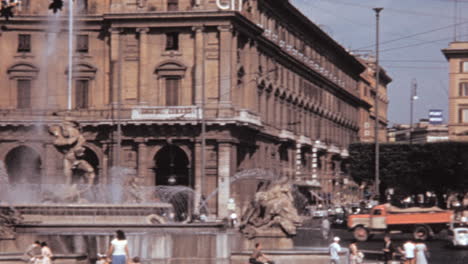 Tráfico-Y-Peatones-Alrededor-De-Fontana-Delle-Naiadi-En-Roma-En-Los-Años-1960