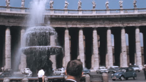 Besucher-Auf-Der-Piazza-San-Pietro-Mit-Der-Bernini-Kolonnade-Im-Hintergrund-In-Rom-Der-1960er-Jahre