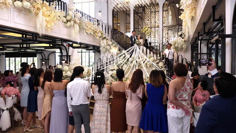 Traditionelle-Weitergabe-Von-Brautsträußen-Durch-Braut-Und-Bräutigam-Während-Eines-Hochzeitsempfangs-In-Einem-Hotel-In-Bangkok,-Thailand