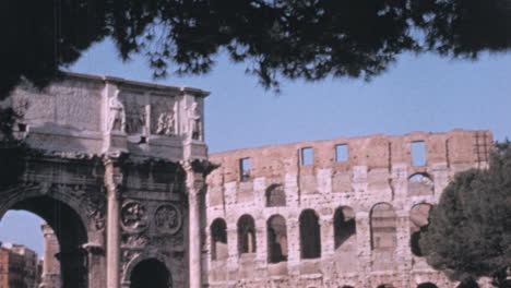 Muro-Del-Coliseo-Junto-Al-Arco-Triunfal-De-Constantino-En-Roma-En-La-Década-De-1960