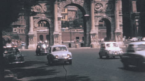 Tráfico-De-Coches-Delante-Del-Arco-Triunfal-De-Constantino-En-Roma-En-1960