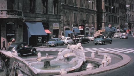 Fontana-Della-Barcaccia-En-El-Centro-De-La-Piazza-Di-Spagna-En-Roma-En-La-Década-De-1960