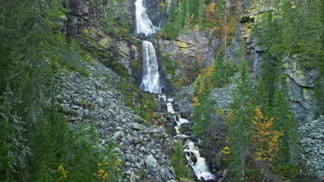 Acercándose-A-Cascadas-Que-Fluyen-Desde-Escarpadas-Montañas-Rocosas-En-Suecia